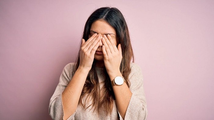 اگر ادکلن وارد چشم شود چه کنیم؟